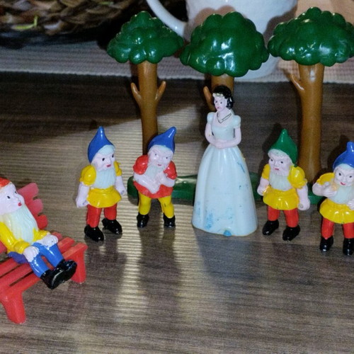 Snow White and the 7 Dwarfs used cake decorations