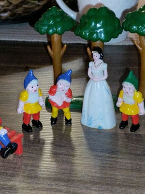 Snow White and the 7 Dwarfs used cake decorations