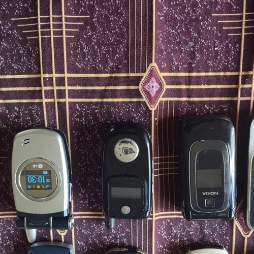 Vintage & Retro Mobile Phones Collection, pack of 32 including Nokia, Motorola, iPhone