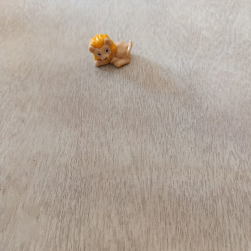 Kinder Lion Figurine like new
