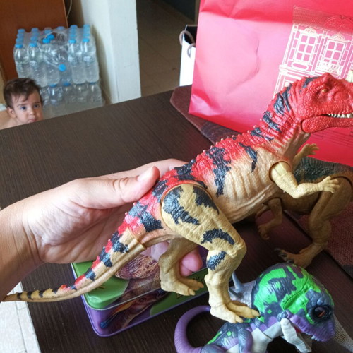 Educational Dinosaur Trivia Set with Metal Box and 5 Figures like new