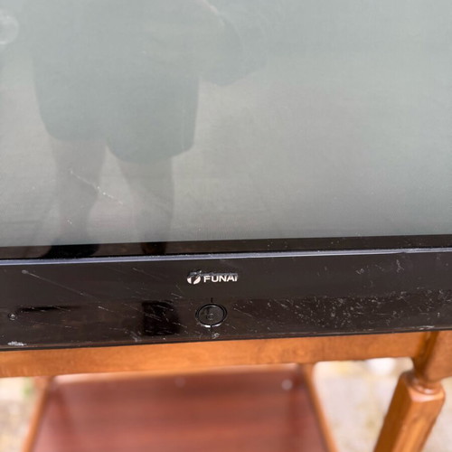 Vintage CRT τηλεόραση Funai μεταχειρισμένη με retro αισθητική