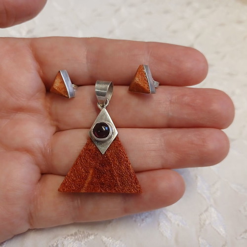 Silver 925 pendant and earrings set with coral and garnet, like new