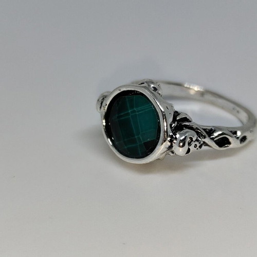 Jack Sparrow ring like new with green stone and skull details