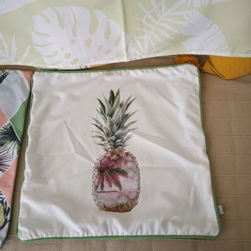 Decorative pillowcases like new, 1 runner 35x150 and 2 pillowcases 45x45