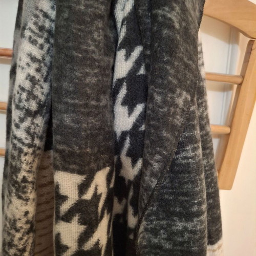 Scarf like new, white and gray