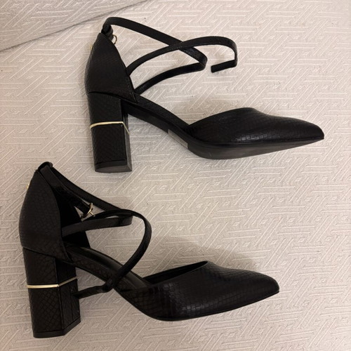 TXT Women Fashion Pumps like new, size 40, black embossed leather