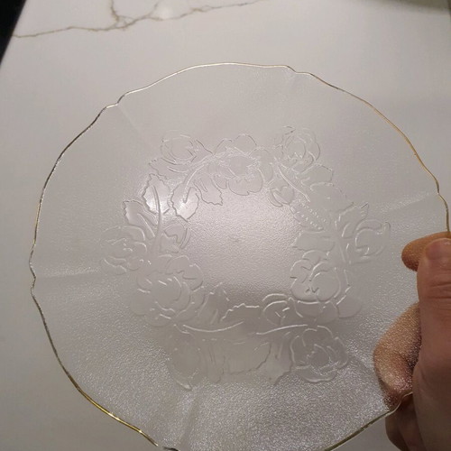 Transparent plates with embossed flowers and gold rim, like new, pack of 5