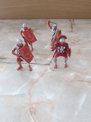 Set of 4 Ancient Roman soldier figures, 9 cm
