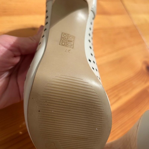 Guess dress shoes size 37 like new, beige with wooden heel