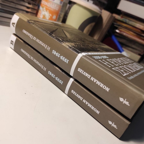 Norman Davies 1939-1945 Europe at War volumes A+B like new