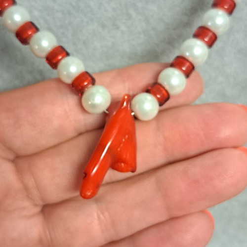 Short necklace with coral and white pearls