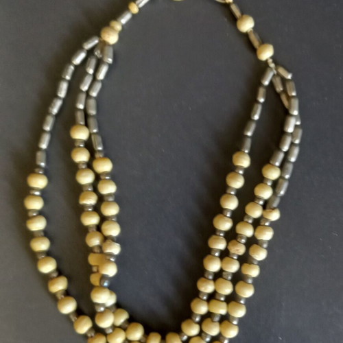 Necklace with three short rows like new, beige and silver