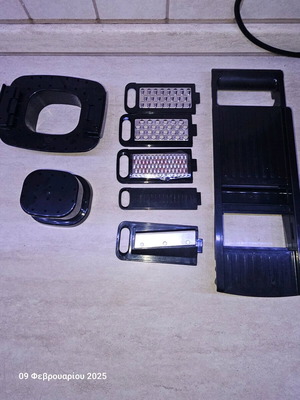 Mandoline like new with various cutting knives