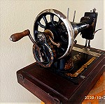  Ραπτομηχανή βαλιτσάκι SINGER 48K, με σειριακό αριθμό και γράμμα R546938. Η μηχανή αυτή με serial letter R, κυκλοφόρησε από τον Ιανουάριο του 1902 έως τον Δεκέμβριο του 1903 σε 102.500 τεμάχια παγκοσμί