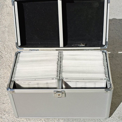 CD case 200 slots like new with keys