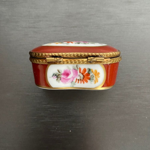 Limoges porcelain miniature box like new