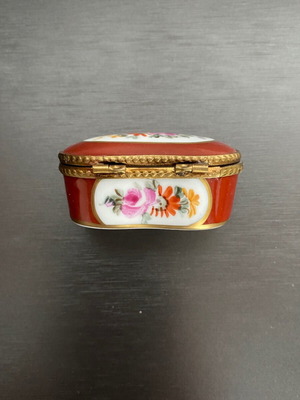 Limoges porcelain miniature box like new