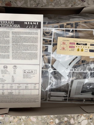 Plastic model Ferrari Testarossa Revell like new, Miami Vice