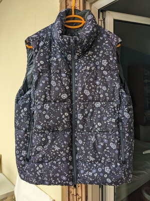Gap sleeveless puffer jacket like new with floral pattern blue-purple
