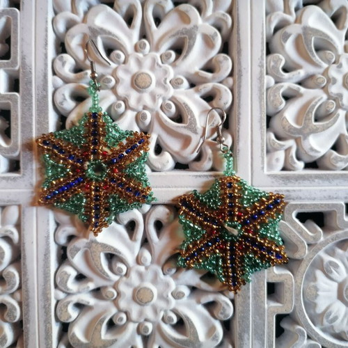 Handmade star-shaped beaded earrings new, green and gold