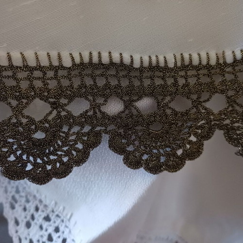 Round Tablecloth 180 cm with Floral Embroidery and Lace