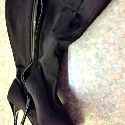 Boots like new with high heel and buckle design size 37