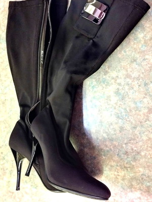 Boots like new with high heel and buckle design size 37