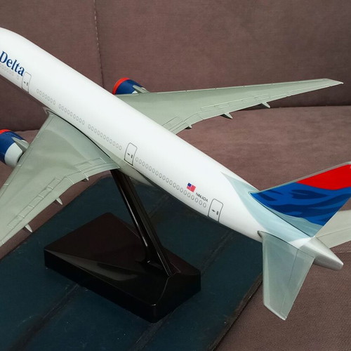 Boeing 777-232ER Delta Air Lines plastic model 1/200 scale new