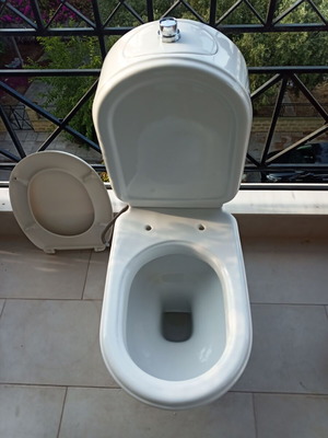 Λεκάνη με καζανάκι σαν καινούργιο, έξοδος σιφονιού προς τοίχο