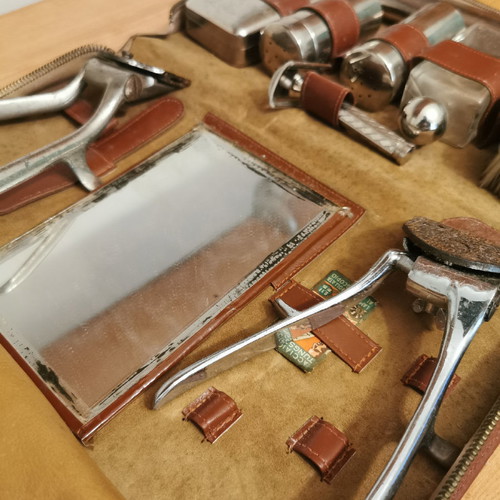Vintage shaving set used with leather case