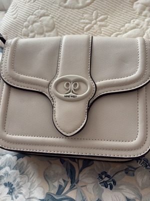 Nine West crossbody bag cream like new with case