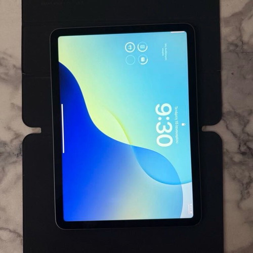 iPad Air 4th generation 64GB like new with Apple Pencil 2nd generation and magnetic case