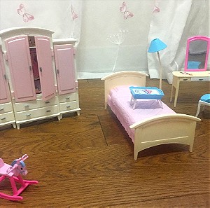 Σετ κρεβατοκάμαρας Barbie. Με κρεβάτι μπουντουάρ καθρέφτη ντουλάπα και αλογάκι
