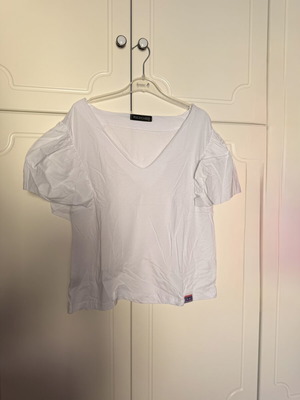 Peace And Chaos T shirt XL like new, white