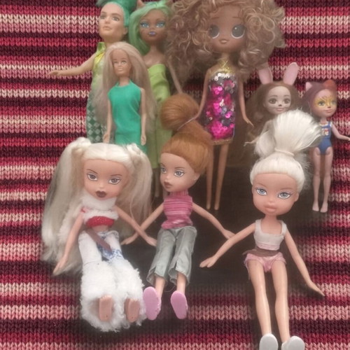 Pack of 10 small dolls with two Enchantimals and Barbie Fairytale
