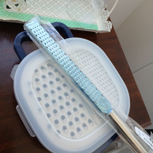 Set of 2 kitchen graters with container and zester, new