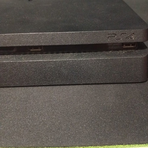 PlayStation 4 Slim 500GB like new with cable