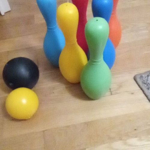 Bowling game for kids like new with 6 pins and 2 balls