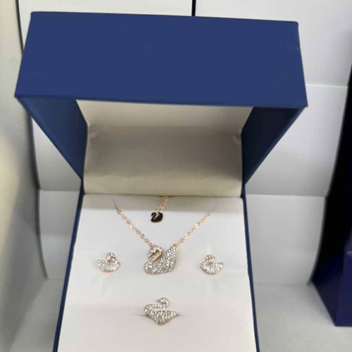 Swarovski Swan Jewelry Set new, with luxury blue box