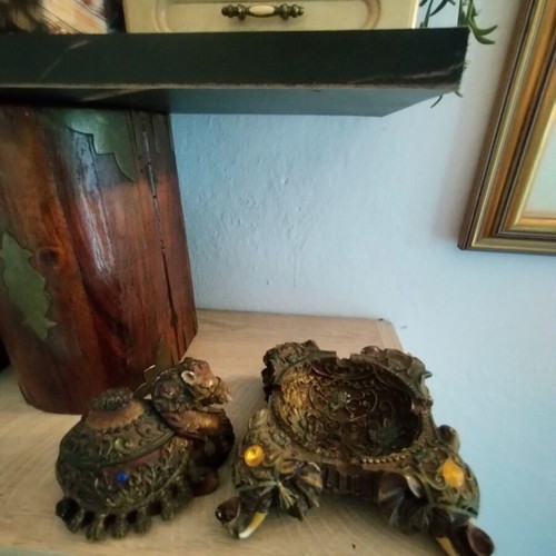 Vintage ashtray set like new, resin
