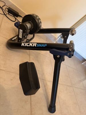 Wahoo KICKR SNAP smart indoor bike trainer wheel-on