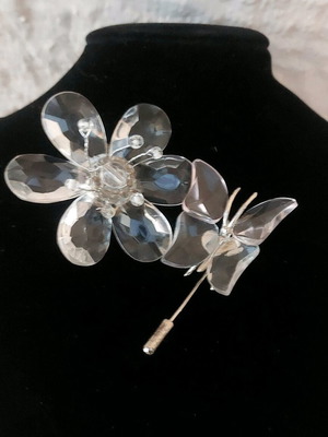 Vintage Faux bijoux pins used, Plexiglass type, white and silver