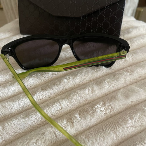 Gucci sunglasses unisex with green mirror lenses and black frame like new