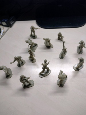 Rebel figures used, set of 13 plastic soldiers