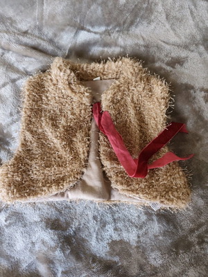 Fur vest used for girl 7-8 years beige