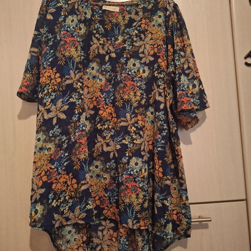 Roze floral blouse L/XL new, airy with V-neck