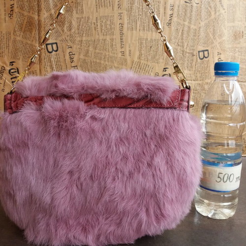 Gucci small pink leather shoulder bag used with fur and gold details