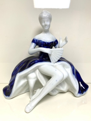 Порцеланова декорация употребявана с момиче на столче