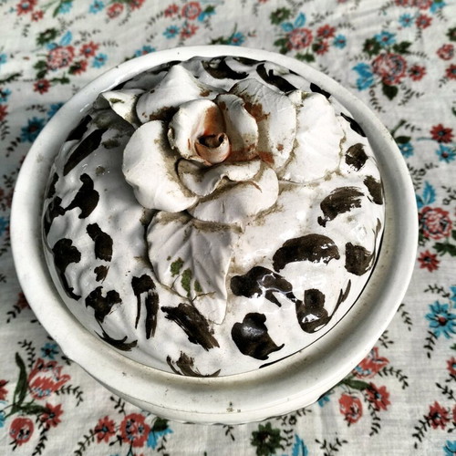 Ceramic centerpiece used, hand-painted from Italy
